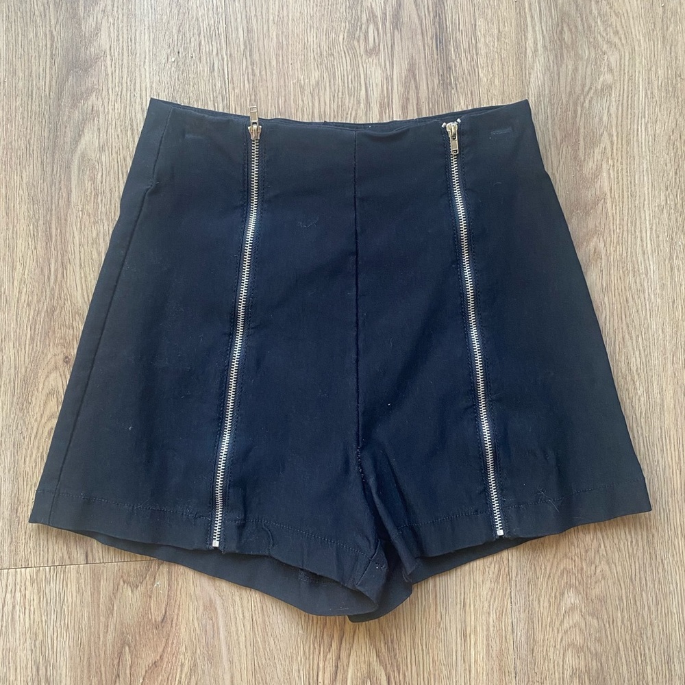 FOREVER21 BLACK BODYCON SHORTS WITH ZIPPER DETAIL
